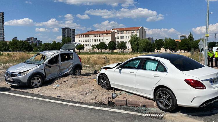 Kayseri’de iki otomobil çarpıştı! 8 kişi yaralandı