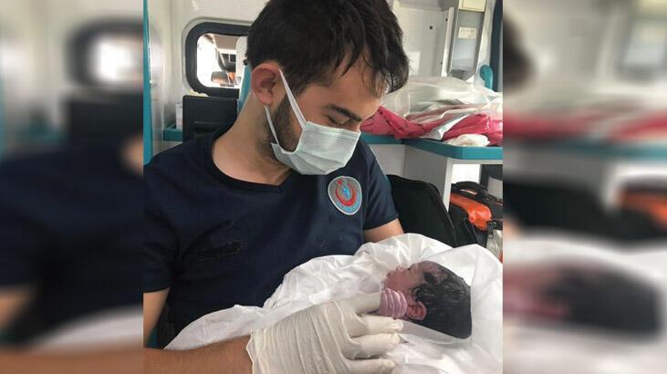 Bakan Koca, ambulansta doğum yaptıran sağlık ekibini ve aileyi kutladı
