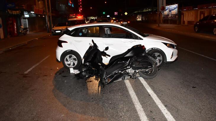 İzmir’de motosiklet otomobile çarptı! 1’i polis 2 yaralı