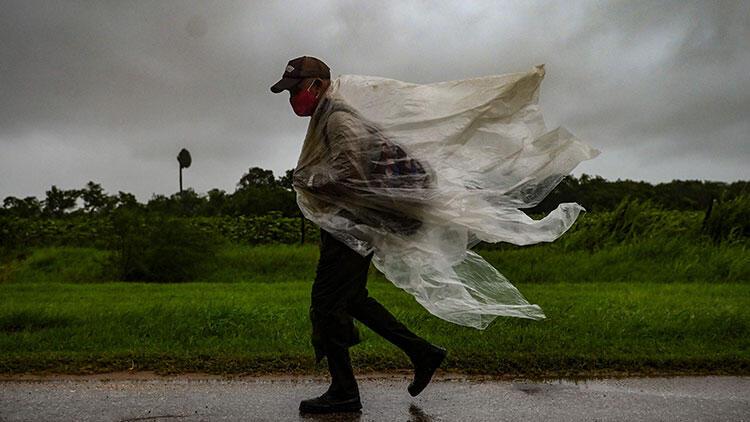 Ida Kasırgası Küba’nın batı kıyılarında etkisini göstermeye başladı