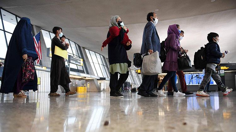 Kabil’den tahliye edilen Afganlar Washington yakınlarındaki Dulles Havalimanı’na getiriliyor