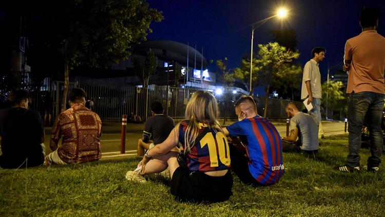 Son Dakika: Barcelona’da taraftarlar Lionel Messi için toplandı
