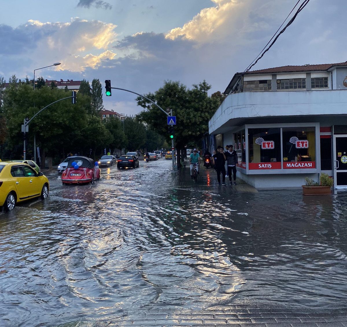 eskisehir_de_saganak_cadde_ve_sokaklar_suyla_doldu_17105