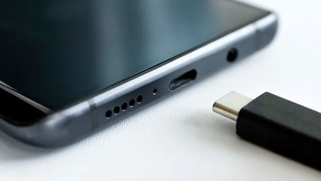 “AB’de Mobil Cihazlarda Birlik: USB Type-C Şarj Kablosu Zorunluluğu 2024’te Başlıyor!”