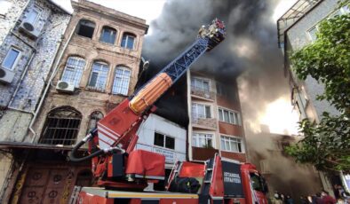 Beyoğlu’nda Hızla Kontrol Altına Alınan 4 Katlı Bina Yangını