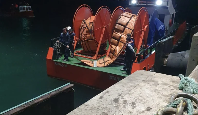 Ambarlı Limanı’nda Gemi Yan Yattı: Personel Tahliye Edildi, Deniz Kirliliği Riski Kontrol Altına Alındı