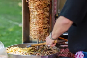 HOLLANDA HAVAYOLU ŞİRKETİNDEN YENİLİK: UÇAKTA DÖNER VE AYRAN MENÜSÜ 1 6763ba47177ab186