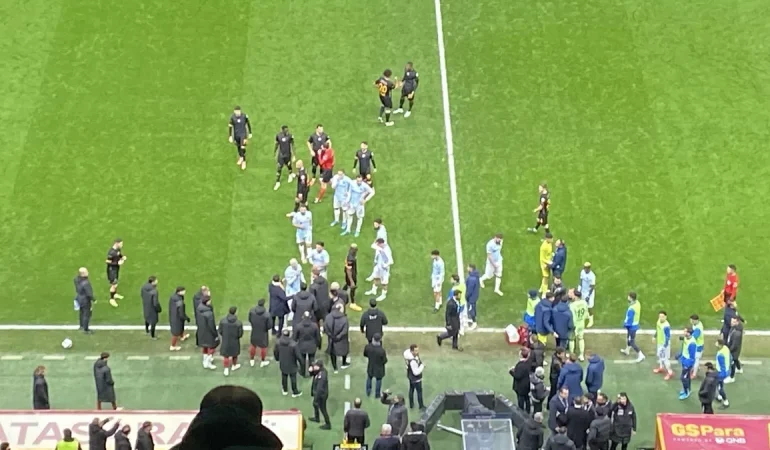 ADANA DEMİRSPOR-GALATASARAY MAÇI SKANDALLA SONLANDI: DÜNYA BASINI OLAYI YAZDI