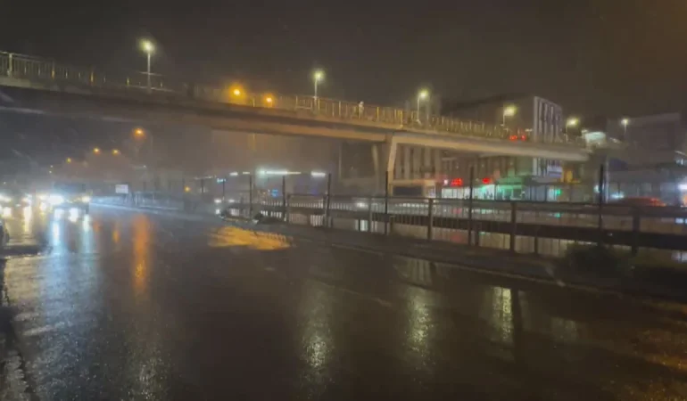 İSTANBUL’DA BEKLENEN KAR YAĞIŞI BAŞLADI