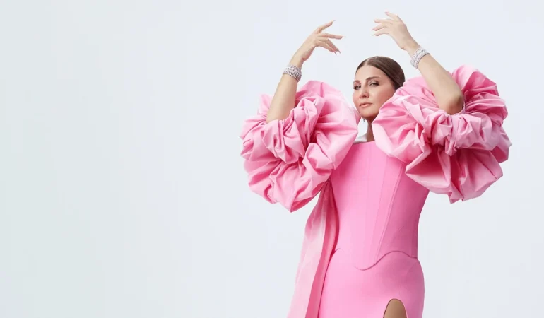 SİBEL CAN’IN ALBÜM KIYAFETLERİ GÜNDEM OLDU