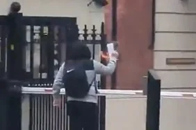 752x395-ingilterede-turk-konsoloslugu-onunde-kuran-i-kerim-yakildi-1739529322038