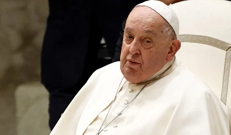 Papa Franciscus Tedavi Sürecinde İki Kez Hayati Tehlike Atlattı