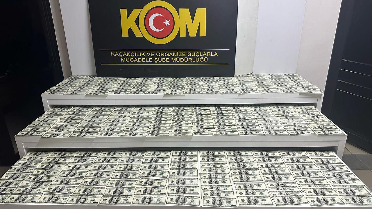 Mersin’de Matbaa Kurup Sahte Dolar Basan Şebeke Çökertildi 5 dolar