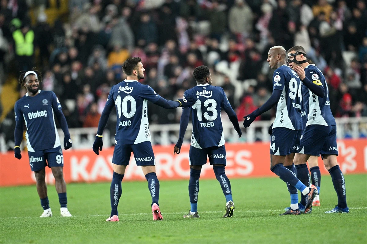 FENERBAHÇE, SİVASSPOR'U 3-1 MAĞLUP ETTİ: GOLLER TADIC VE TALISCA'DAN 2 fener