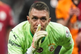 0x0-45lik-mine-tugayin-genclik-sirri-ne-haftada-2-kez-bu-3lu-karisimi-yuzune-suruyor-tek-bir-kirisigi-yok-1722173509026