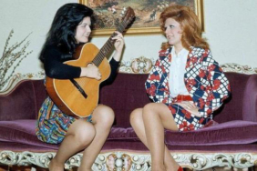 0x0-45lik-mine-tugayin-genclik-sirri-ne-haftada-2-kez-bu-3lu-karisimi-yuzune-suruyor-tek-bir-kirisigi-yok-1722173509026