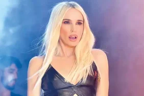 0x0-45lik-mine-tugayin-genclik-sirri-ne-haftada-2-kez-bu-3lu-karisimi-yuzune-suruyor-tek-bir-kirisigi-yok-1722173509026