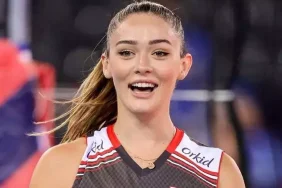 0x0-45lik-mine-tugayin-genclik-sirri-ne-haftada-2-kez-bu-3lu-karisimi-yuzune-suruyor-tek-bir-kirisigi-yok-1722173509026