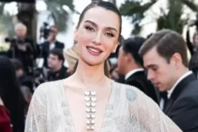 0x0-45lik-mine-tugayin-genclik-sirri-ne-haftada-2-kez-bu-3lu-karisimi-yuzune-suruyor-tek-bir-kirisigi-yok-1722173509026