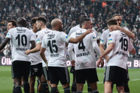 0x0-45lik-mine-tugayin-genclik-sirri-ne-haftada-2-kez-bu-3lu-karisimi-yuzune-suruyor-tek-bir-kirisigi-yok-1722173509026