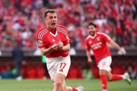 0x0-45lik-mine-tugayin-genclik-sirri-ne-haftada-2-kez-bu-3lu-karisimi-yuzune-suruyor-tek-bir-kirisigi-yok-1722173509026