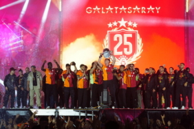 Galatasaray şampiyonluğunu kutluyor