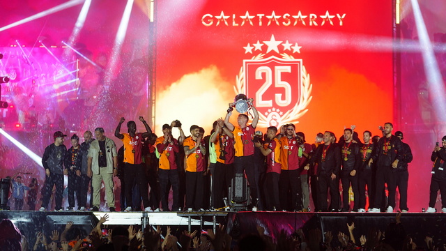 GALATASARAY ŞAMPİYONLUĞUNU YENİKAPI’DA KUTLADI