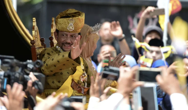 BRUNEİ SULTANI HASTANEYE KALDIRILDI