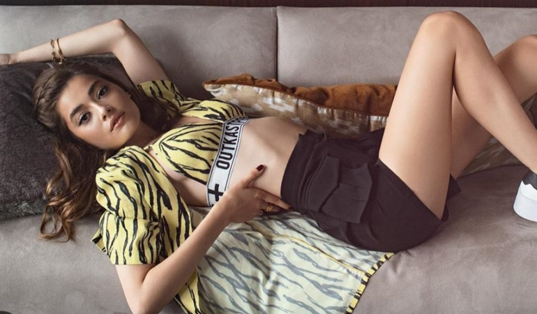 SİMAY BARLAS’IN DERİN DEKOLTELİ POZLARIYLA SOSYAL MEDYA ALEV ALDI