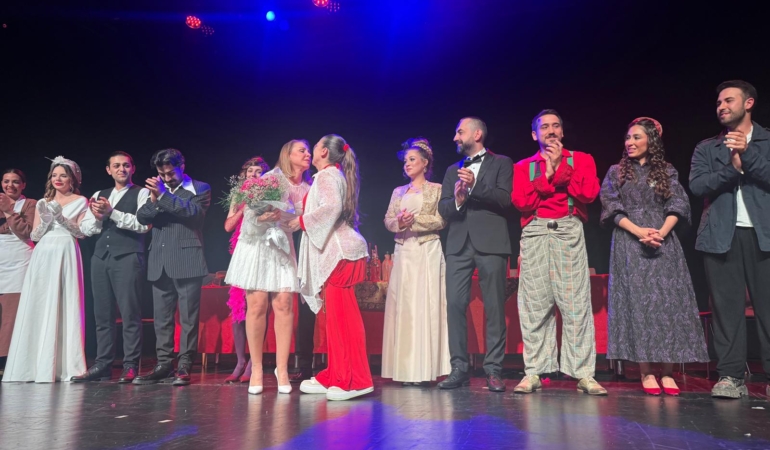 TÜMAY ÖZOKUR TİYATRO AKADEMİSİ ÖĞRENCİLERİ SAHNEYLE BULUŞTU