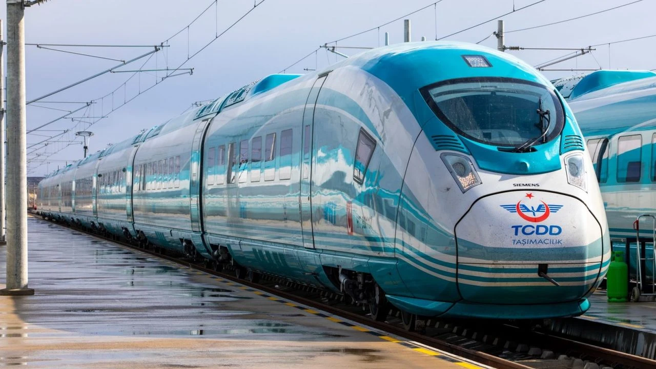 YÜKSEK HIZLI TREN SEFERLERİ DURDURULDU! 2 ankarada-elektrik-kesintisi-tren-seferleri-durduruldu-1