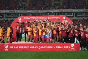 galatasarayli-oyuncular-turkiye-kupasi-ni-kaldirdi-cosku-zirveye-ulasti-32168