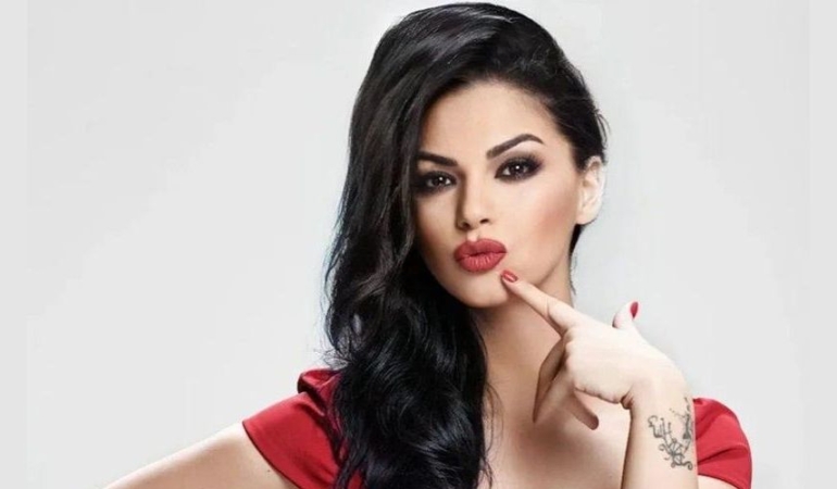 NEZ AVM’DE VERDİĞİ KONSERLE SAHNELERE GERİ DÖNDÜ