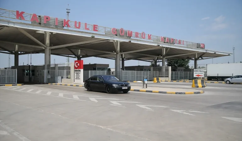 BAYRAMDA ANAVATANA AKIN