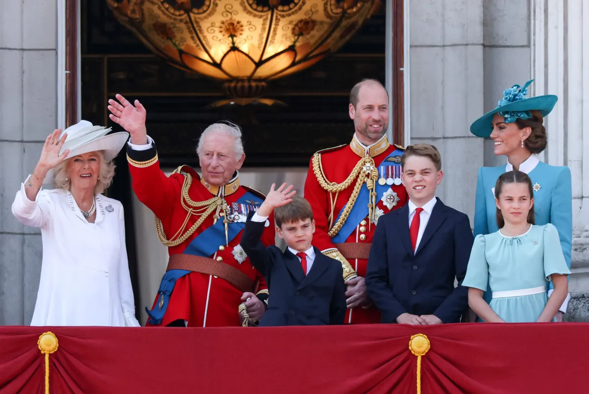 İngiliz Kraliyet Ailesi Trooping the Colour Töreninde Halkla Buluştu 2 684afc491b1ea396__w1200xh908