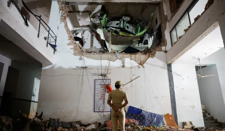 Ahmedabad-Londra Uçağı Yerleşim Alanına Düştü: 241 Ölü