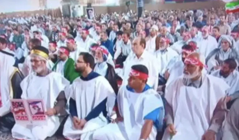 İRAN AHVAZ’DA KEFENLE CUMA NAMAZI: DİRENİŞ MESAJI VE SİLAHLI İMAM