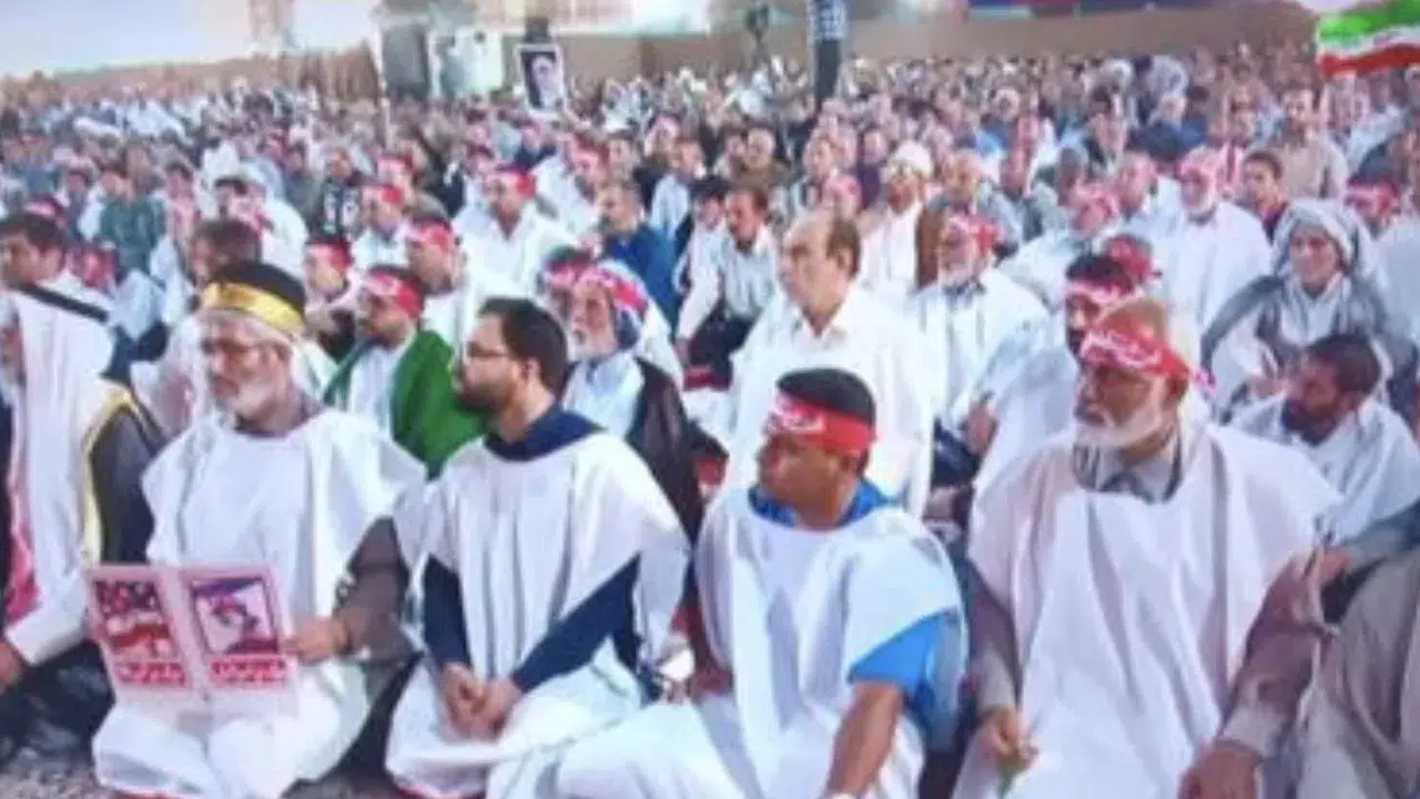 İRAN AHVAZ’DA KEFENLE CUMA NAMAZI: DİRENİŞ MESAJI VE SİLAHLI İMAM 3 7570-iranin-ahvaz-kentinde-kefenle-cuma-namazi-kildilar