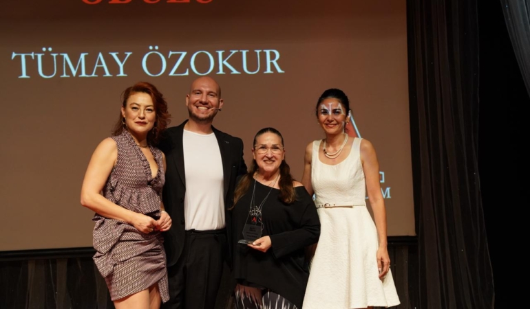 Tümay Özokur’a Sanata Katkı Ödülü: Genç Yeteneklerin Yolunu Aydınlattı