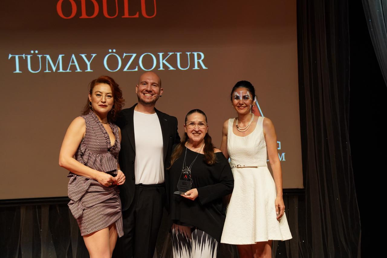 Tümay Özokur’a Sanata Katkı Ödülü: Genç Yeteneklerin Yolunu Aydınlattı 4 WhatsApp Image 2025-06-21 at 10.59.32 (1)