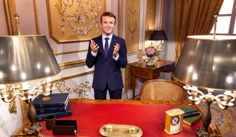 Emmanuel Macron’un Bal Mumu Heykeli Paris’te Çalındı