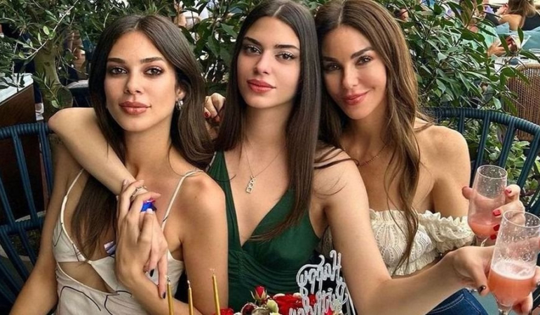 Cannes Tatilinde Defne Samyeli ve Kızları Büyüledi!