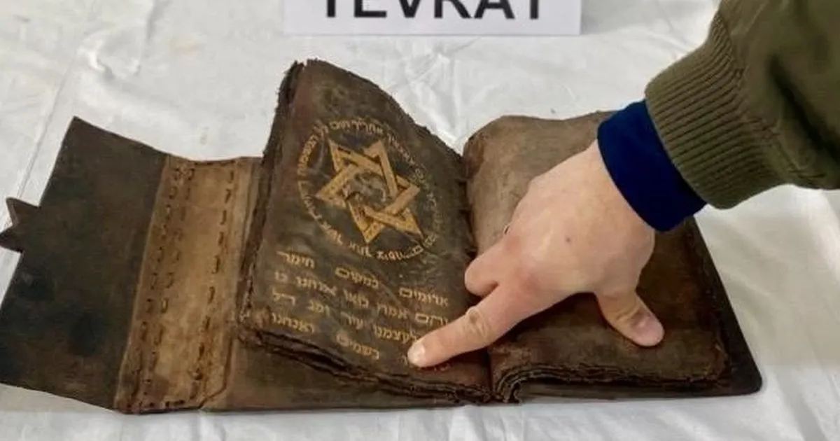 KIRŞEHİR'DE 700 YILLIK TEVRAT BULUNDU 3 kirsehir-de-700-yillik-oldugu-degerlendirilen-tevrat-bulundu-1749032076-840_large