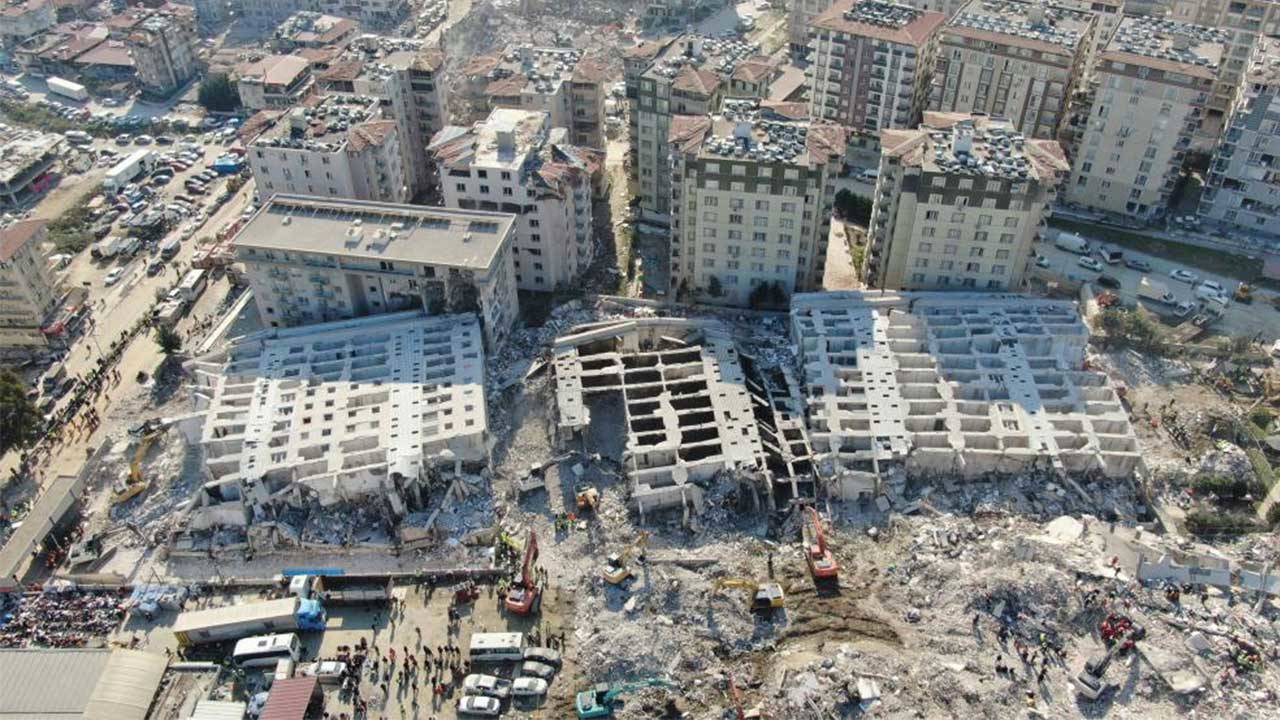 Depremde Yıkılan Rönesans Rezidans İçin Kritik Gelişme 3 269-kisiye-mezar-olan-ronesans-rezidans-in-bilirkisi-raporu-saniklar-tali-kusurlu-ve-kusursuz-bulundu