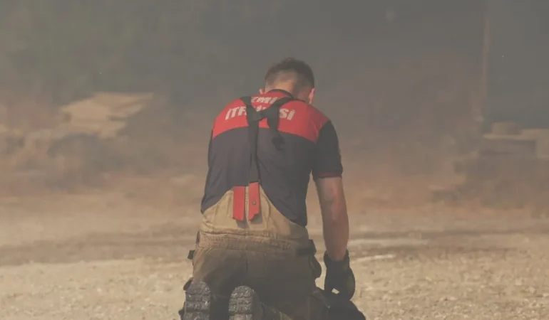 İzmir Çeşme’deki Orman Yangınına Kahramanca Müdahale Sürüyor