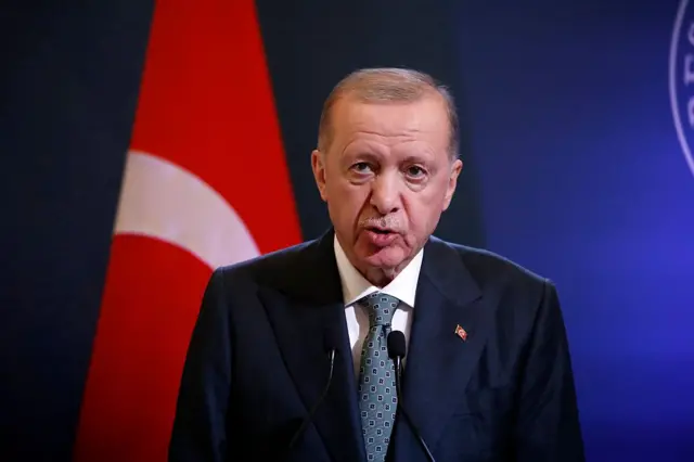Erdoğan’dan AK Partili Vekillere PKK’nın Teslim Edeceği Silahlarla İlgili Kritik Açıklama