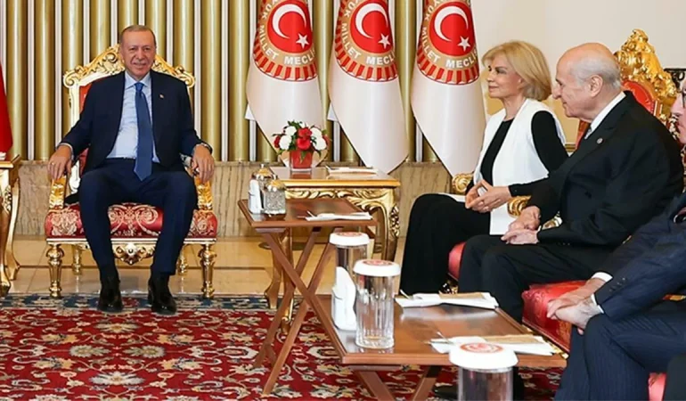 Çiller’in Erdoğan’ın Yanındaki Görüntüsü Gündem Oldu