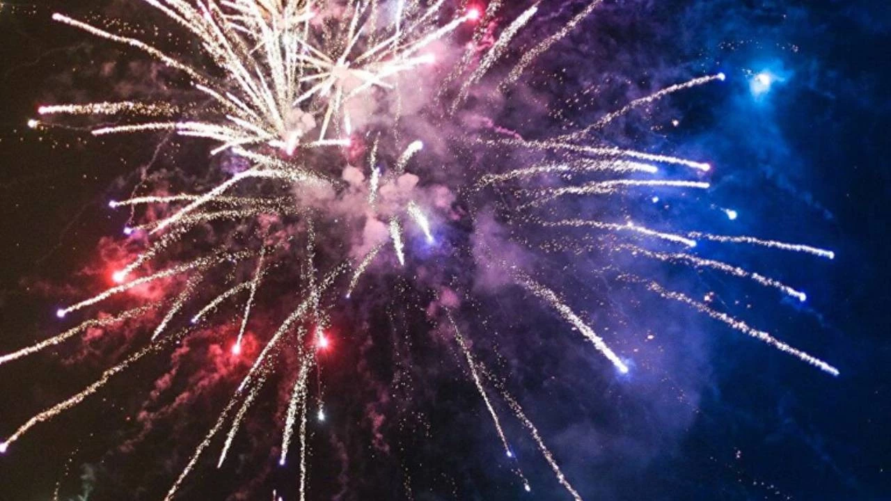 Valilikten Yangın Önlemi: İstanbul’da Havai Fişek ve Meşale Yasağı 4 son-dakika-istanbul-valiliginden-havai-fisek-karari-28-ekime-kadar-yasak-riju_cover