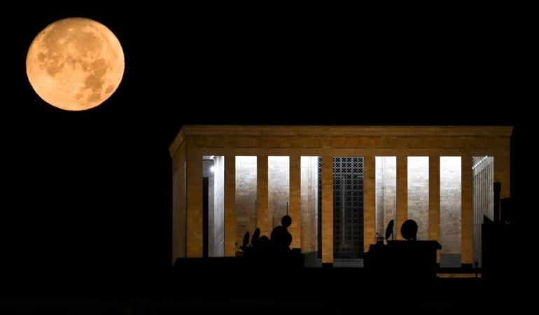 Anıtkabir’de Dolunayla Kartpostallık Görüntü