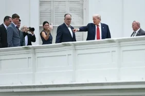 donald-trump-beyaz-sarayin-catisina-cikti-gRprhlyF